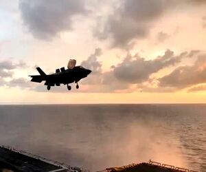 فرود عمودی F35 روی ناو در هنگام طلوع آفتاب