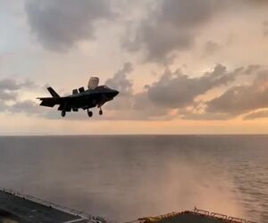 فرود عمودی F35 روی ناو در هنگام طلوع آفتاب