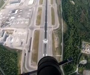 لذت تصویربرداری از بویینگ ۷۴۷ از درون هلیکوپتر
