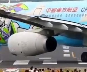 آماده شدن ایرباس A330 شرکت هواپیمایی چاینا ایسترن با لیوری داستان اسباب‌بازی‌ها برای تیک‌آف 
