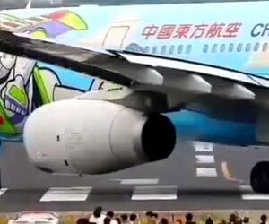 آماده شدن ایرباس A330 شرکت هواپیمایی چاینا ایسترن با لیوری داستان اسباب‌بازی‌ها برای تیک‌آف 
