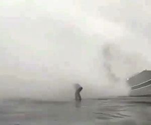 تیک‌آف F35 از روی ناو ملکه الیزابت در هوای بارانی 