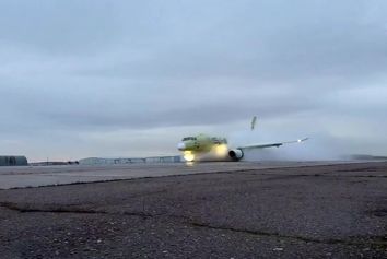 آزمایش موفق سوپرجت تماماً روسی با موتور بومی PD-8 در شرایط باند خیس