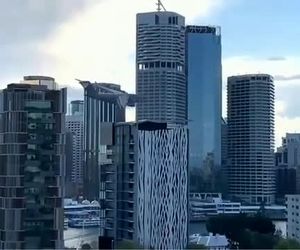 عبور C17 از میان ساختمان‌ها در بریزبین استرالیا
