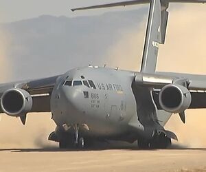 فرود C17 گلوب مستر از نمایی دیدنی