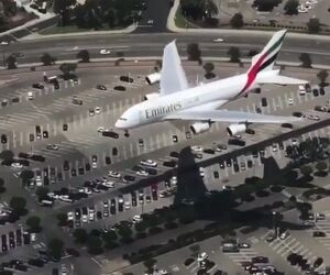 فرود ایرباس A380 هواپیمایی امارات از نمایی جذاب و دیدنی 