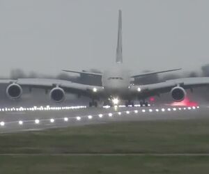 فرود ایرباس A380 شرکت هواپیمایی حامل پرچم امارات متحده عربی؛ اتحاد در فرودگاه هیترو لندن در شرایط باد جانبی شدید 
