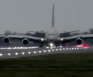 فرود ایرباس A380 شرکت هواپیمایی حامل پرچم امارات متحده عربی؛ اتحاد در فرودگاه هیترو لندن در شرایط باد جانبی شدید 
