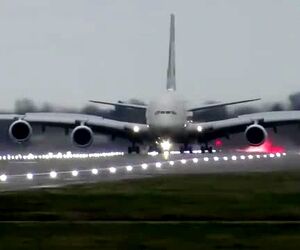 فرود ایرباس A380 شرکت هواپیمایی حامل پرچم امارات متحده عربی؛ اتحاد در فرودگاه هیترو لندن در شرایط باد جانبی شدید 
