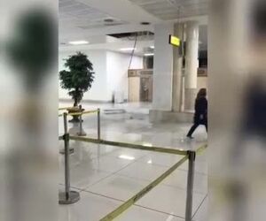 ریزش بخشی از سقف کاذب فرودگاه مهرآباد تهران بر اثر شدت باران