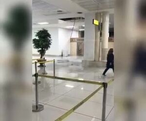 ریزش بخشی از سقف کاذب فرودگاه مهرآباد تهران بر اثر شدت باران