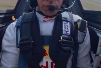 فرود هواپیما روی قطار متحرک!