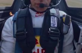 فرود هواپیما روی قطار متحرک!