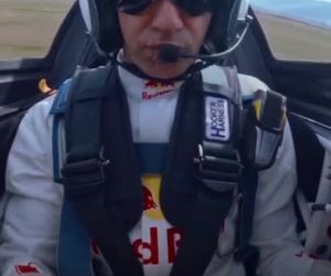 فرود هواپیما روی قطار متحرک!