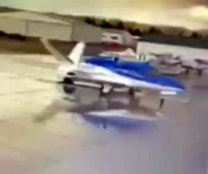 برخورد خودروی تسلا با هواپیمای ۳ میلیون دلاری