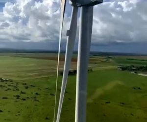 بازدید از توربین صدمه دیده از گردباد با استفاده از هلیکوپتر