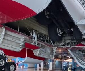 باز شدن ارابه فرود ایرباس A380  از نمایی بی‌نظیر