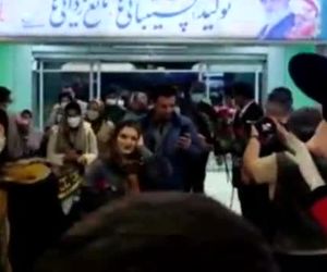 استقبال از مسافران نوروزی فرودگاه کیش در لحظه سال ۱۴۰۱