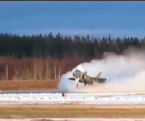 فرود F35 در باند برفی