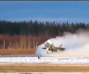 فرود F35 در باند برفی