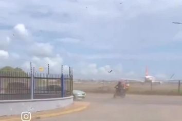 نیروی پیشران شدید موتورهای ایرباس A۳۱۹ حصار فرودگاه را درهم شکست