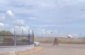 نیروی پیشران شدید موتورهای ایرباس A۳۱۹ حصار فرودگاه را درهم شکست