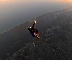 سقوط آزاد 
در ازای چه چیزی سقوط آزاد را تجربه می‌کنید؟
