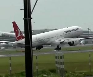 فرود بویینگ ۷۷۷ شرکت هواپیمایی حامل پرچم ترکیه